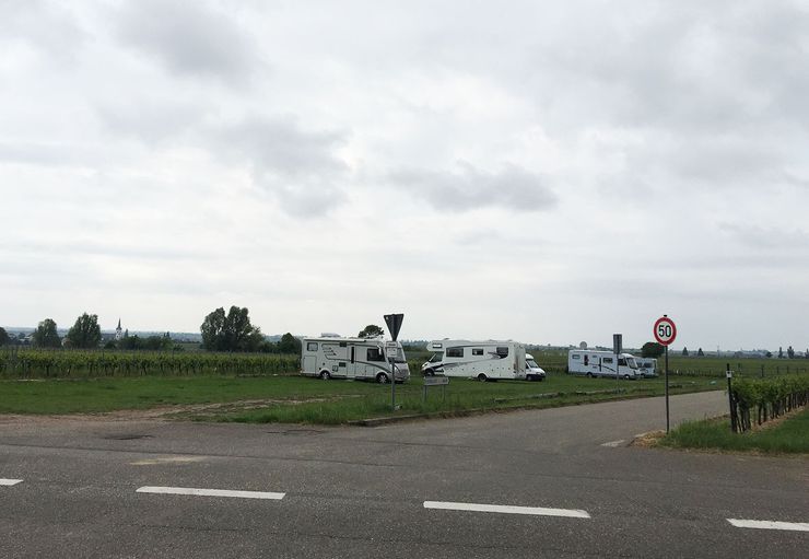 Motorhome parking under the Rietburg in Rhodt under Rietburg – promobil