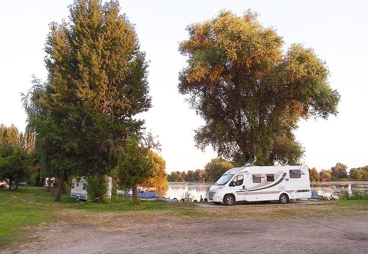 RV parking at the Ferienhof Havelblick in Ketzin/Havel – promobil