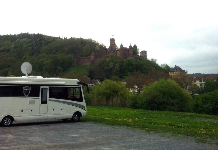 Motorhome parking on the banks of the Main River in Kreuzwertheim – promobil
