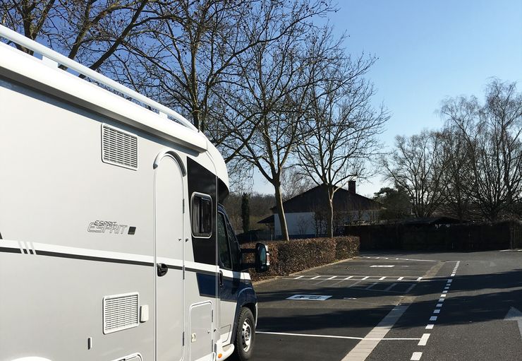 Motorhome parking at the swimming pool (free) in Seligenstadt – promobil