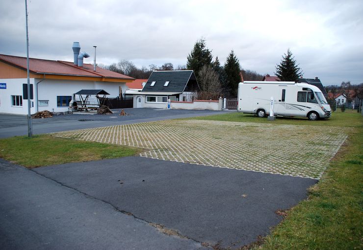Motorhome parking at leisure service Heintz (free) in Nimritz – promobil