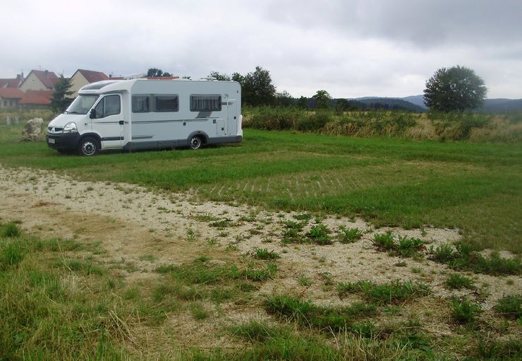 Motorhome parking at Rudi's chicken farm in Hohenstein – promobil