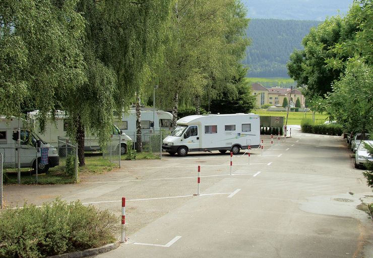 Motorhome parking at the swimming pool in Hall in Tyrol – promobil - Main photo