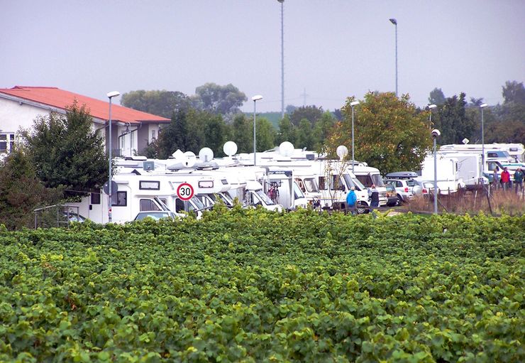 Motorhome parking at the sports facilities in Niederkirchen – promobil