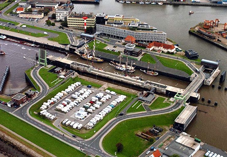 Motorhome parking at the double lock in Bremerhaven – promobil