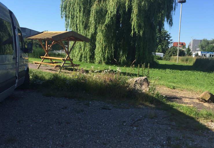 RV parking behind Caravan Meinert in Boxdorf – promobil