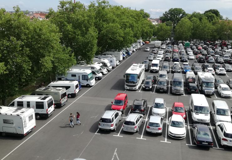 Motorhome parking at the Peace Bridge in Würzburg – promobil