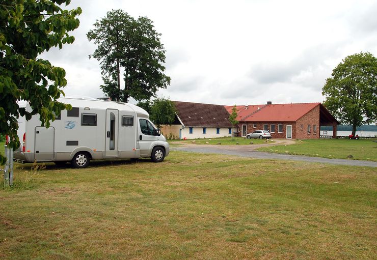 Wohnmobilstellplatz beim Haus am See in Lenzen/Elbe PROMOBIL