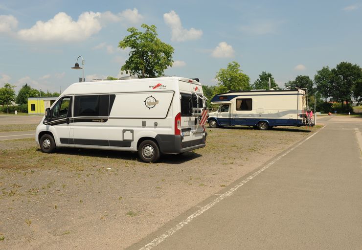 Motorhome parking at the Wonnegauhalle (free of charge) in Osthofen – promobil - Main photo