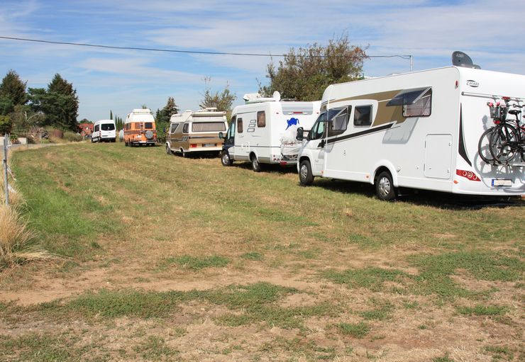 Motorhome parking at Weingut Henninger in Kallstadt – promobil