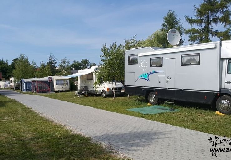 Camping "Pod Brzozami" in Ustronie Morskie – promobil
