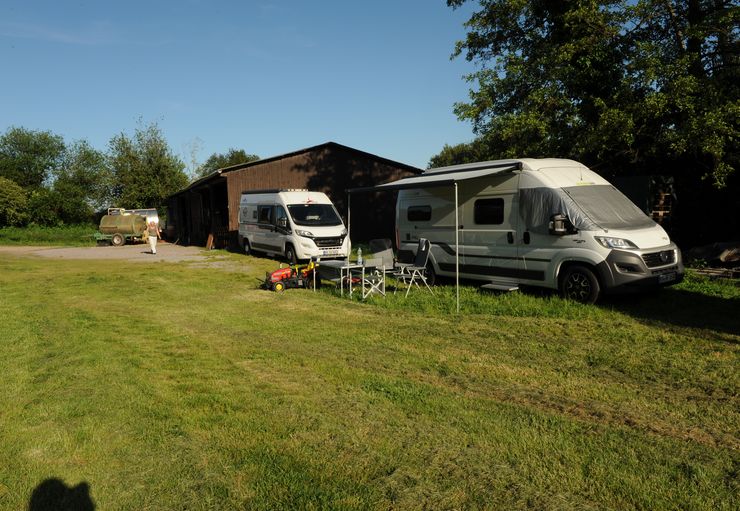 Motorhome parking at Bioland Weingut Manderschied in Kapellen-Drusweiler – promobil