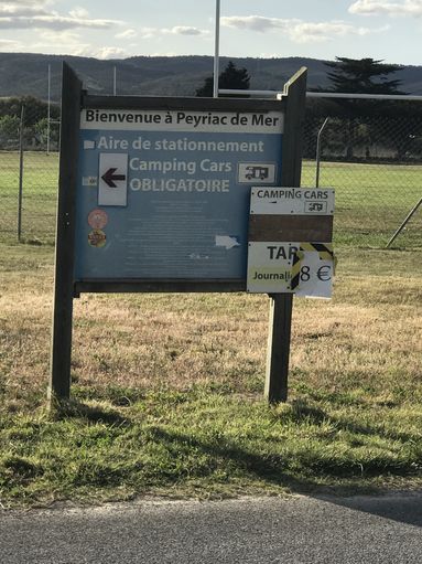 Stellplatz bei den Sportanlagen in Peyriac-de-Mer