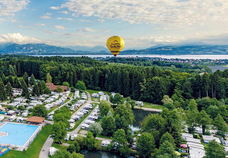 Motorhome parking in front of the Campingpark Gitzenweiler Hof in Lindau (Bodensee) – promobil
