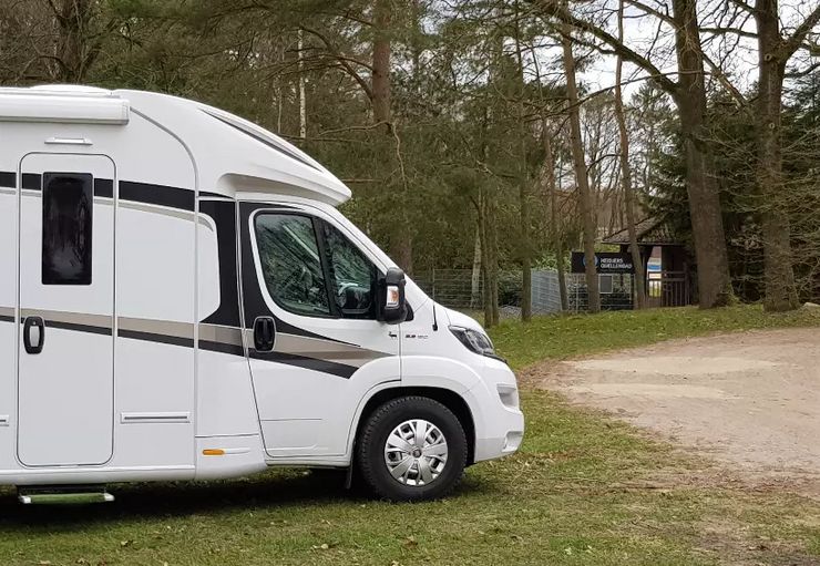 Motorhome parking at the spring pool (free) in Schneverdingen – promobil