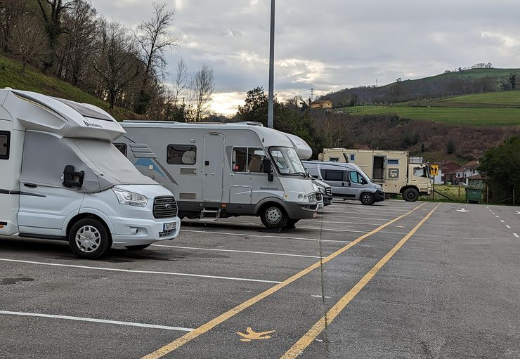 Campervan Area/Parking El Llerau (kostenlos) in Cangas de Onis promobil