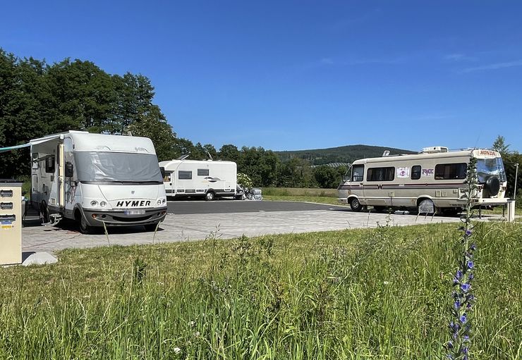 Motorhome parking at the park 的 Spessart Therme in Bad Soden-Salmünster – promobil