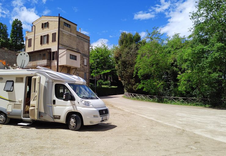 Parking della Rocca (free) in Offida – promobil