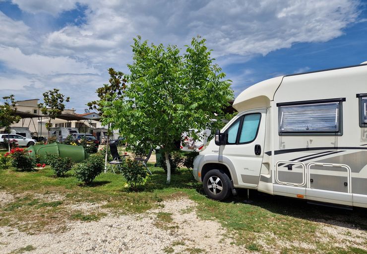 Riverside Camping in Berat – promobil