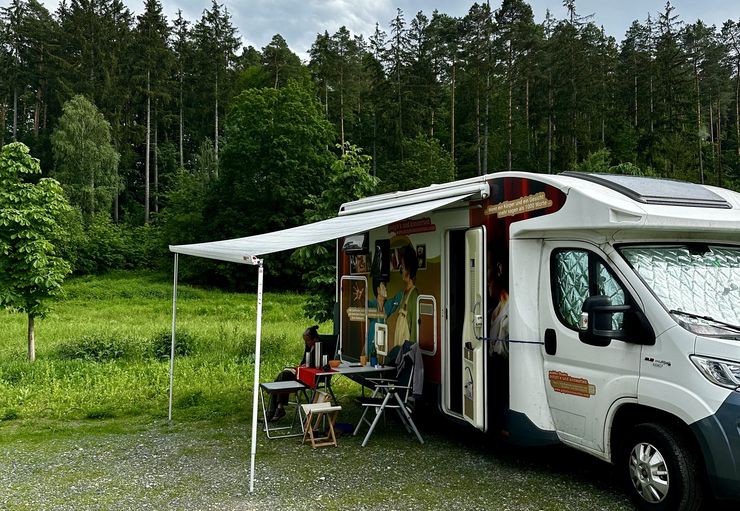 RV parking at the Gasthof Altes Kurhaus in Lisberg – promobil