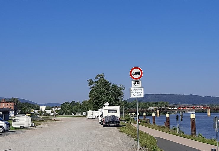 Motorhome parking at the Schwertfegertor (free of charge) in Miltenberg – promobil