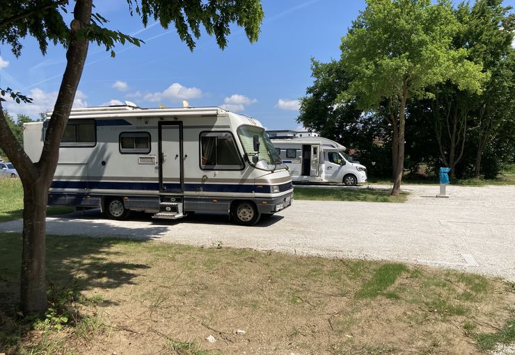 Motorhome parking at the outdoor pool in Aichach – promobil